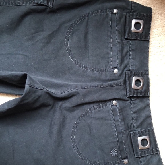 Athleta Kickit Cargo Bermuda shorts. In good condition! Size 2. - Picture 3 of 7